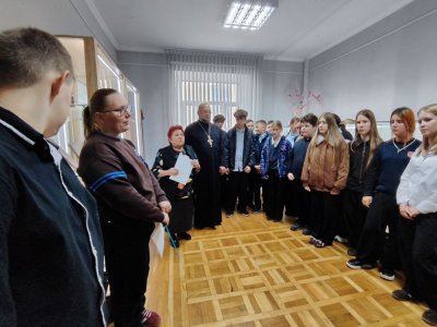 Сустрэча са свяшчэннікам па покрывам багародзіцы: гісторыя і мова абраза