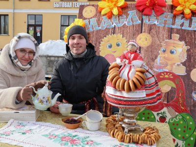 Калектыў істрыка-краведчага музея сустрэлі масленіцу яркімі ўсмешкамі і пачастункамі.